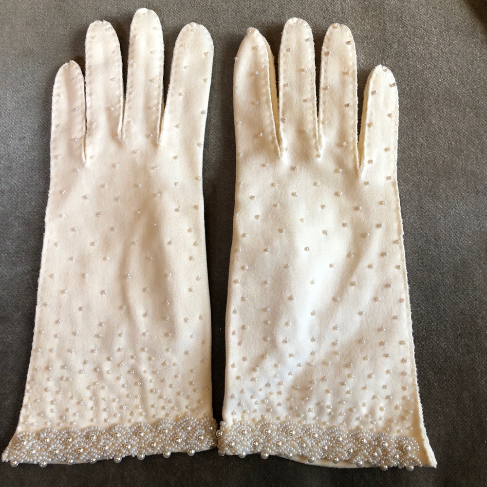 3 pairs Gorgeous vintage gloves: white beaded, white embroidered, brown leather - Picture 2 of 16